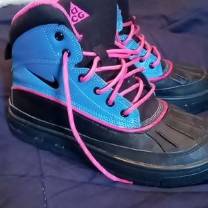 Girls nike acg boots